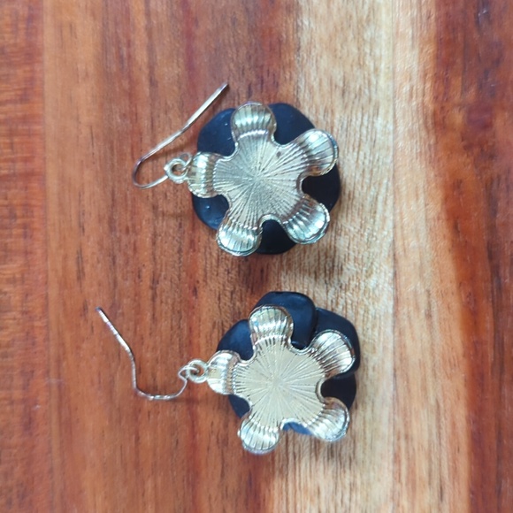 🖤 Matte Black Flower Earrings - Picture 2 of 3